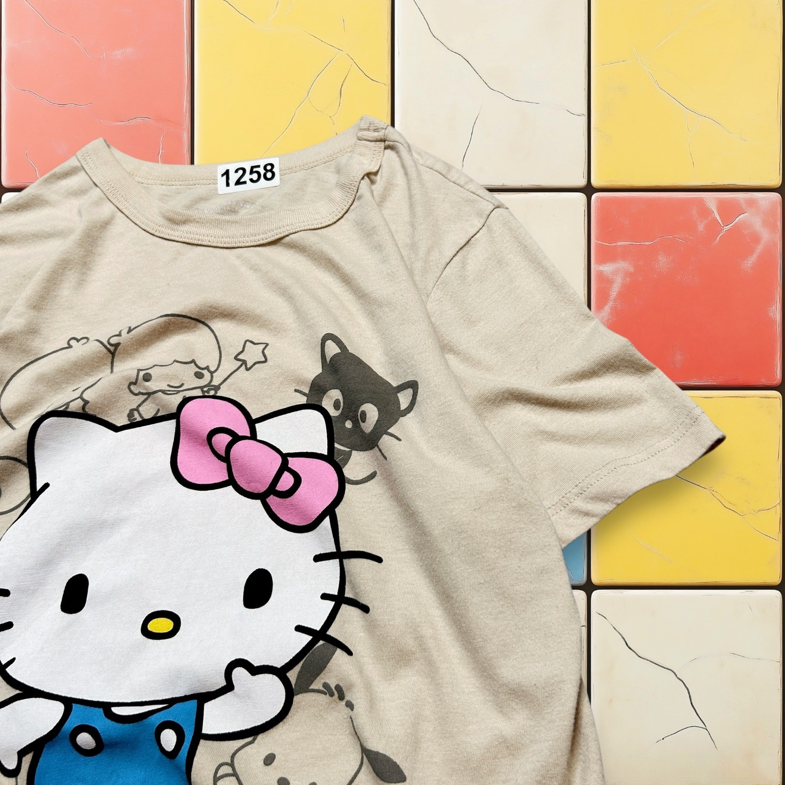 Y2K Hello Kitty Sanrio Tee Womens XS Beige Japan Kawaii Graphic Cartoon T-Shirt