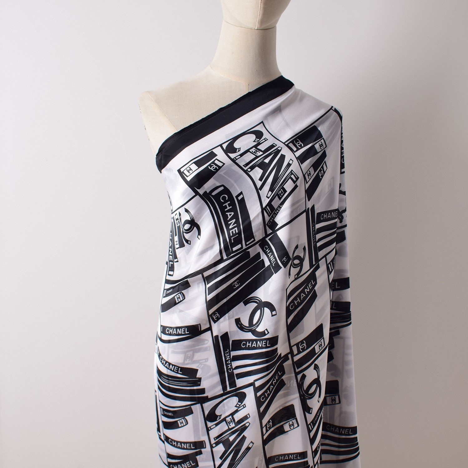 100% Authentic Chanel Scarf Shawl Stole 65% Wool 35% Cashmere Black&White Used