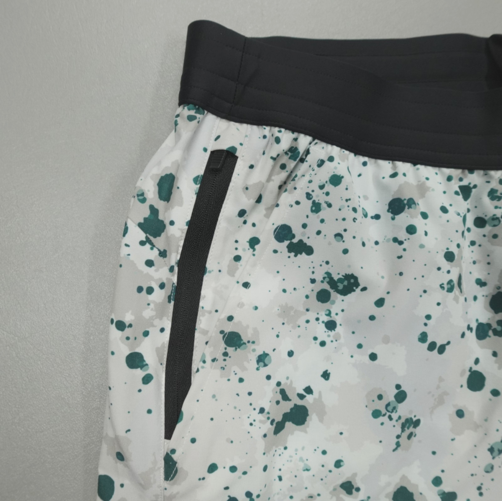 TYR Unbroken Shorts 7” Lined Men’s Size M Athletic Fit Colorful DWR Stretch