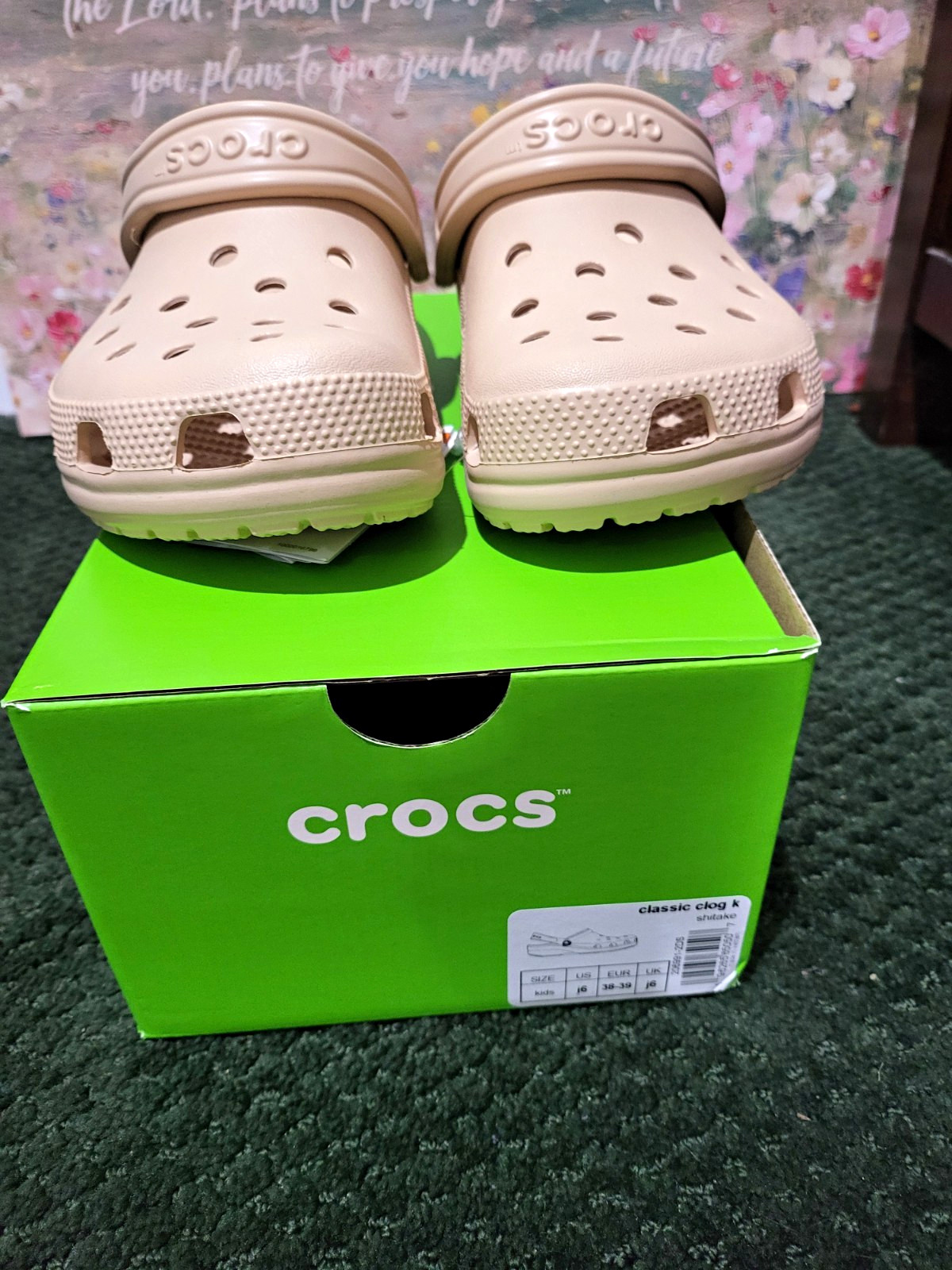 Crocs Classic Clog Beige Mens /Youth US 6 (EU 38-39) Slip-On Comfort Sandals