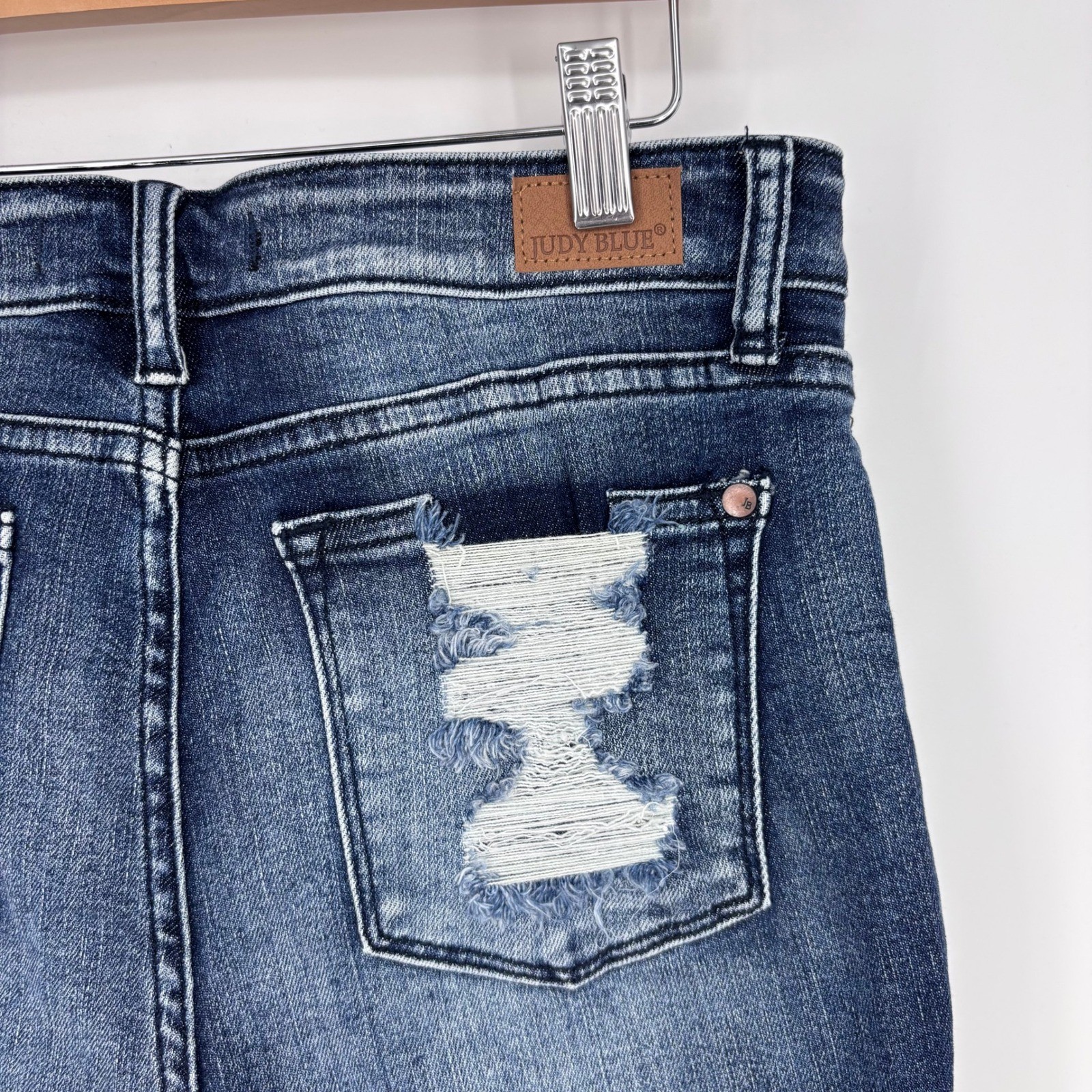 Judy Blue High Waist Raw Hem Relaxed Fit Jeans Sz 7/28 Cropped Distressed NEW