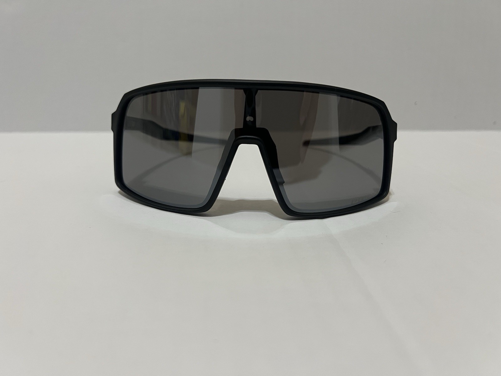 NEW OAKLEY OO9406 Sutro Rectangular Sunglasses Black frame – Prizm lens