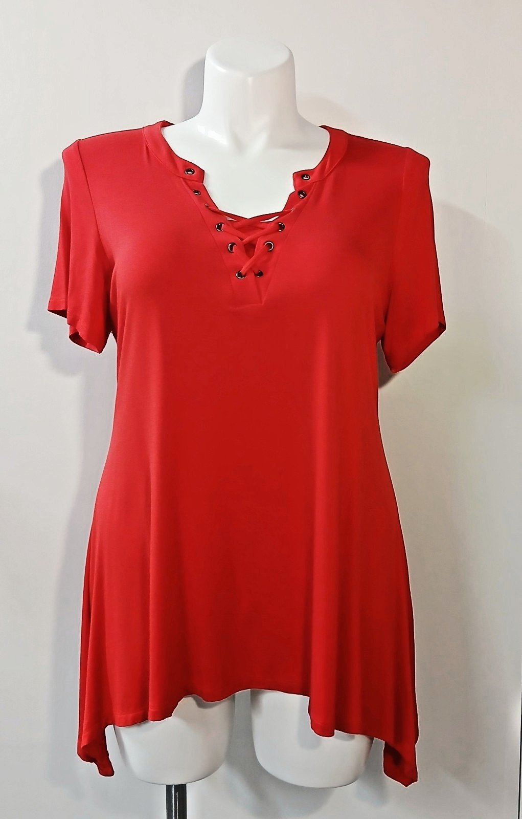 Avenue Women’s Red Asymmetric Hem Lace Up Neck Short Sleeve Tunic Top Size 14/16