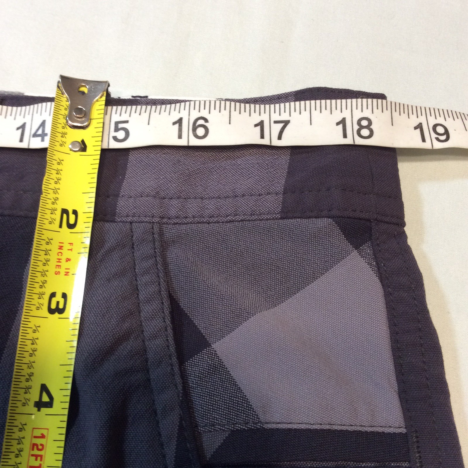 Lululemon Gray Black Plaid Flat Front Nylon/Span Kahuna? Casual Shorts Men’s 38