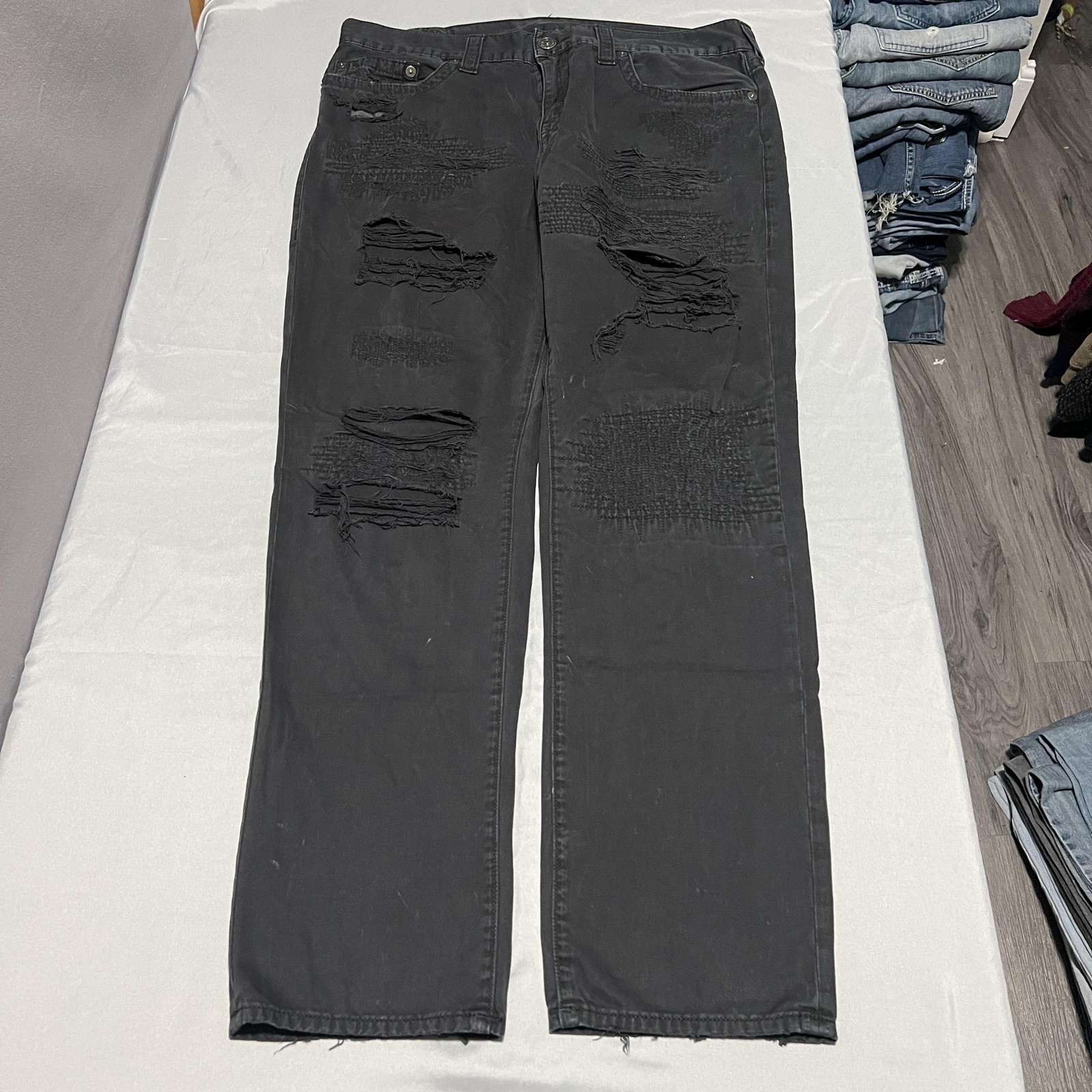 True Religion Geno Relaxed Straight Jeans Mens 38×32 Black Dark Wash Distressed