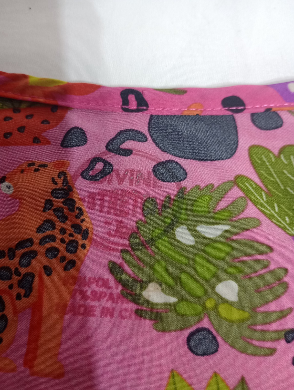 Divine Stretch by JOI Scrub Top Pink Jungle Print Poly Blend GB-5280-9 Sz MEDIUM