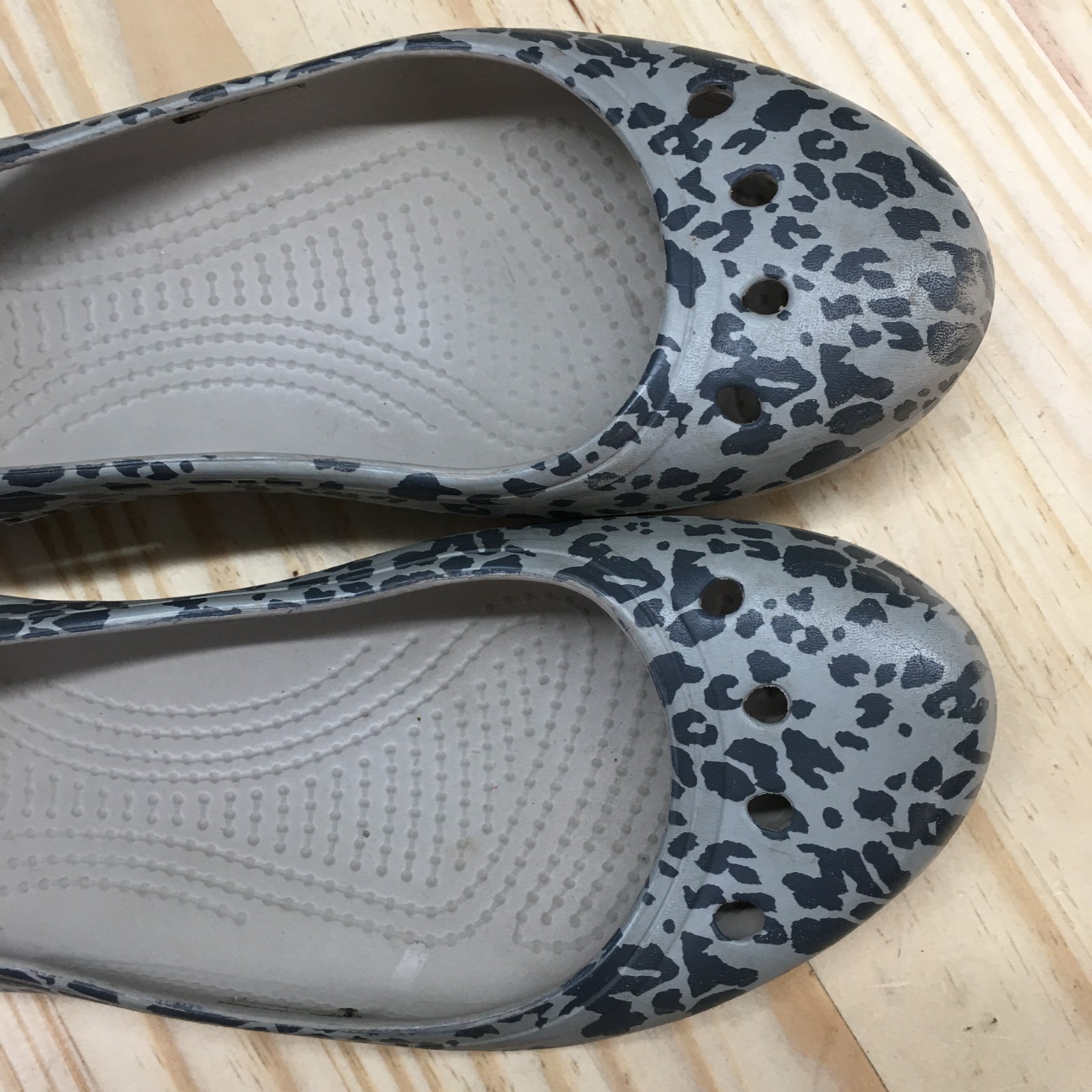 Crocs Sandals Womens 8 Kadee Ballet Flats Gray Rubber Casual Animal Print 203105