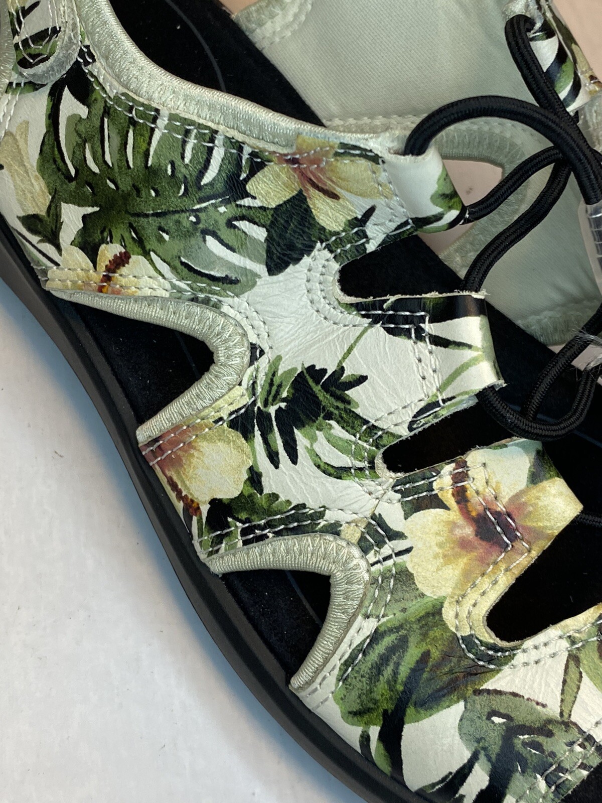 ECCO SOFT 5 Women’s Sandals Size 7 US /38 Cream Floral Toggle Laces Strap Back