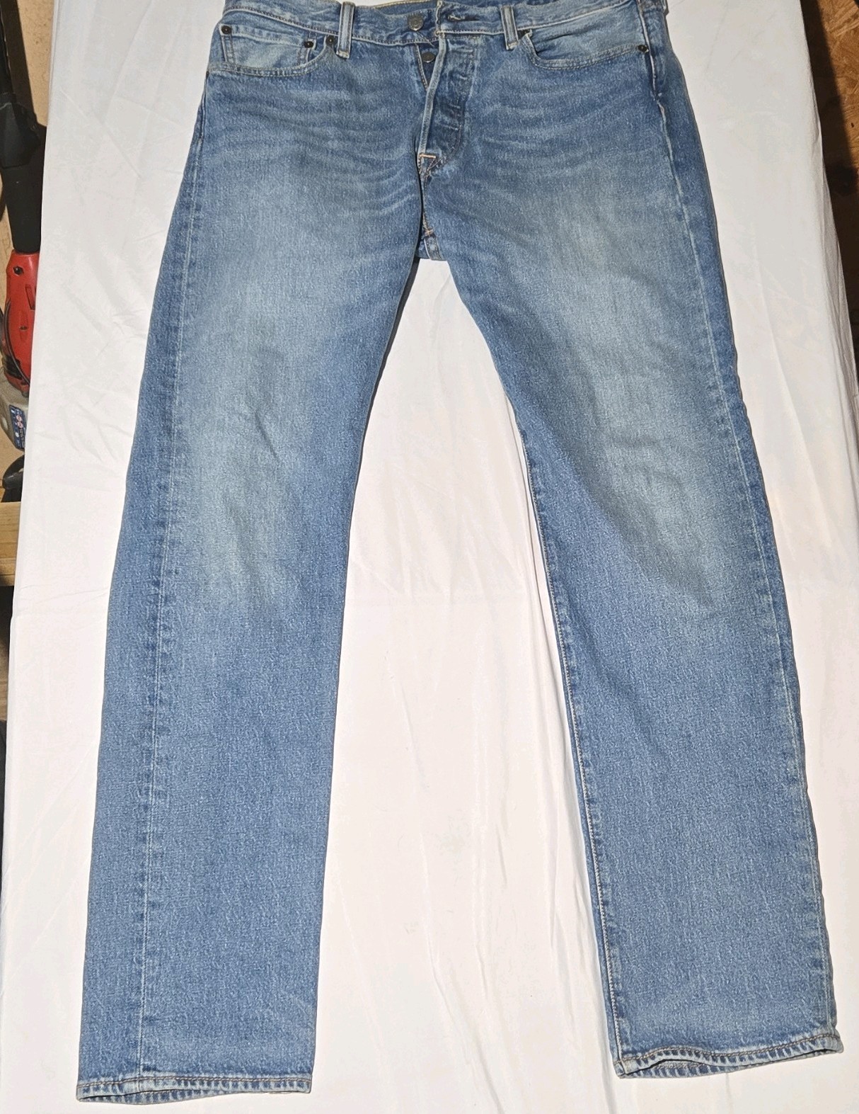 Levi’s Men’s Medium Wash Blue Denim Jeans Straight Leg Regular Fit 5-Pocket