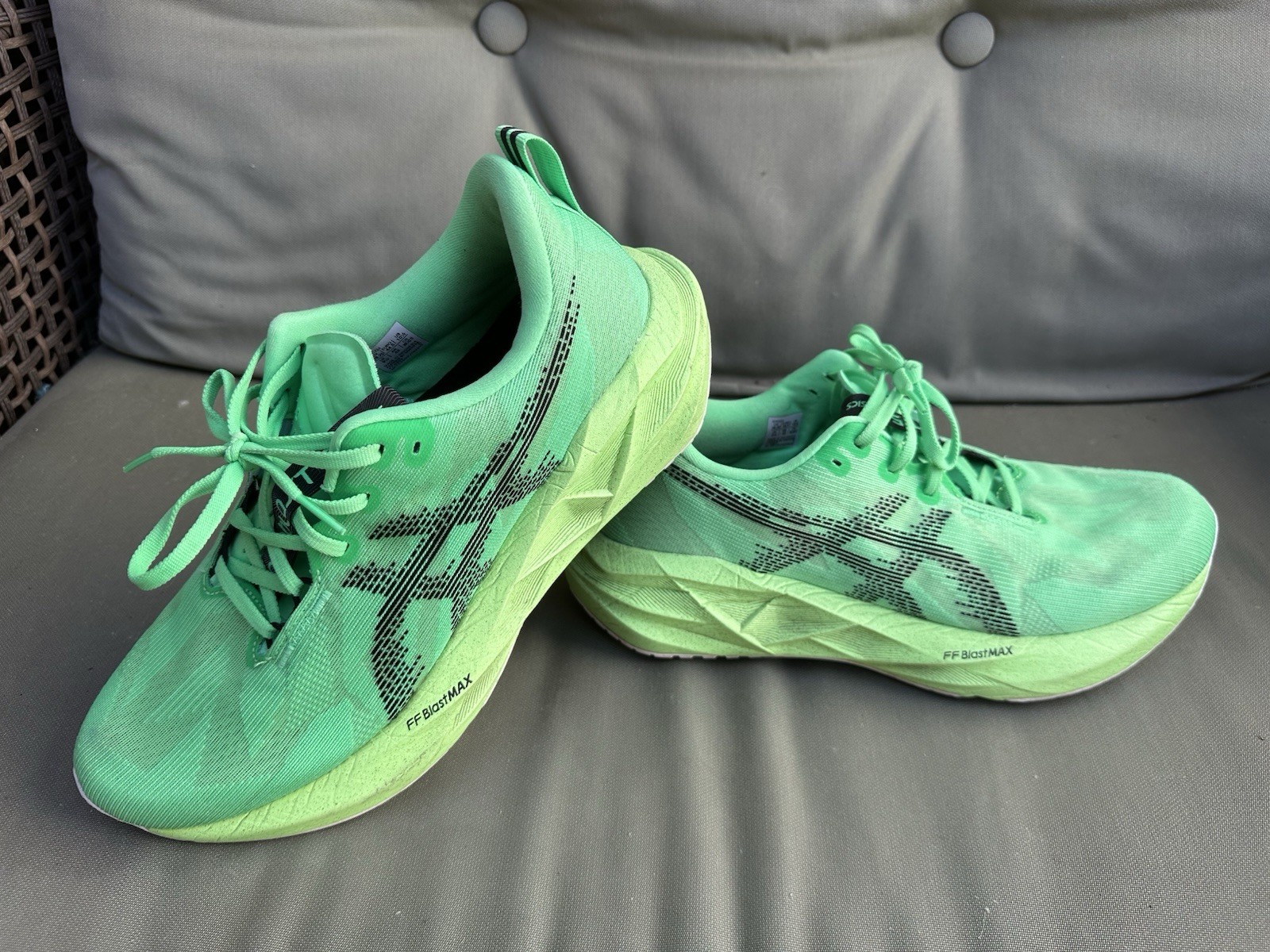 Men’s ASICS Novablast 5 Athletic Running Shoes NBY – Vital Green – Size 10.5