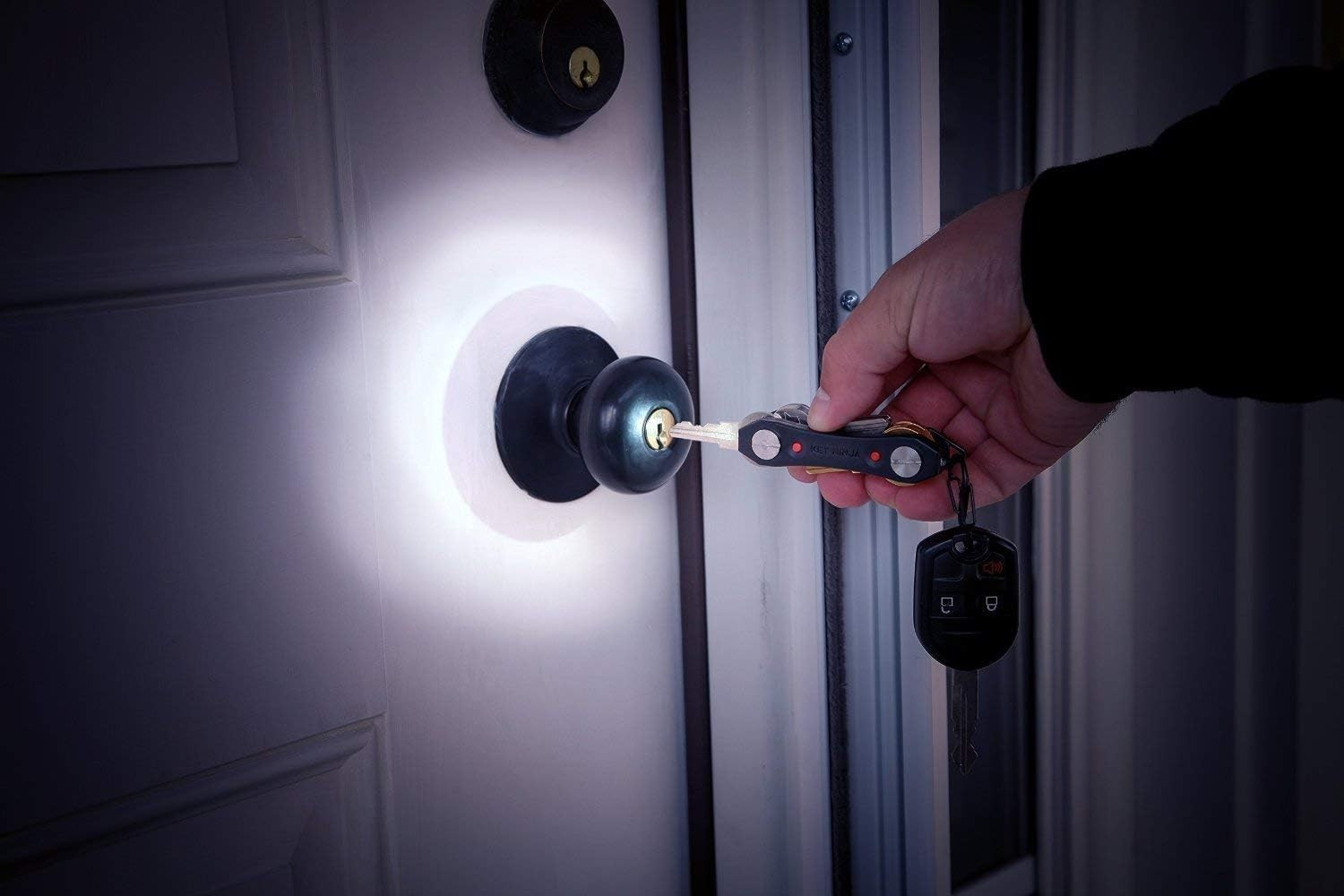 Key Chain Smart Organizer Expandable Metal Holder Holds 30 Keys LED Flashlights