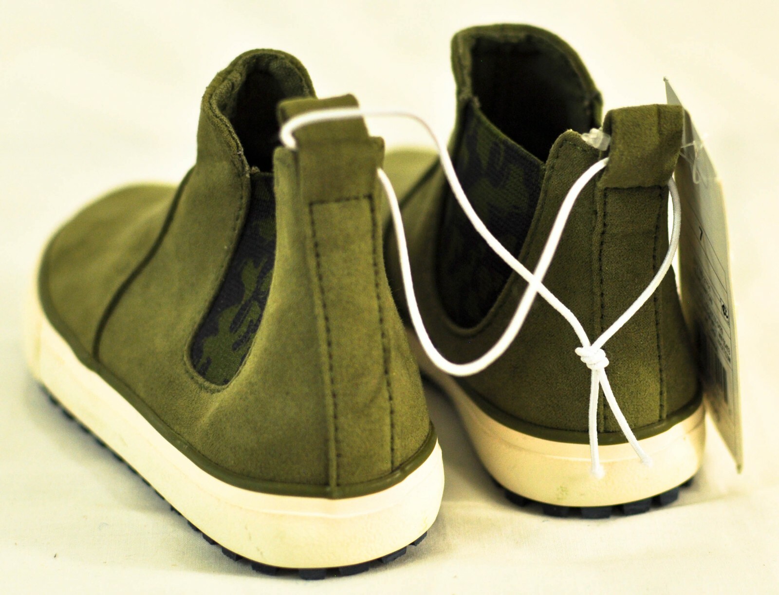boy’s Cat & JAck olive green anton boots size 7 MSRP $23 rubber non skid soles