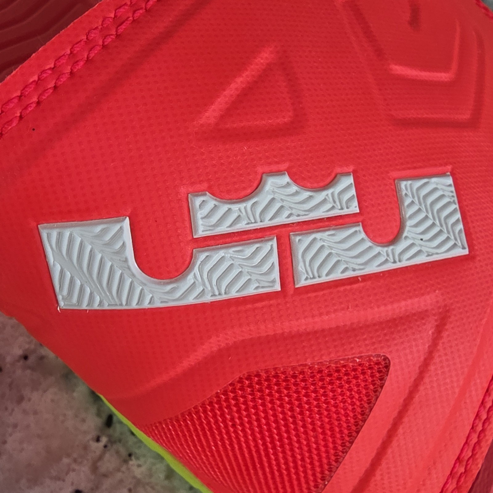 Vintage Nike LeBron James Air Max Slide Hyper Punch / Volt Cushion Men’s US 10
