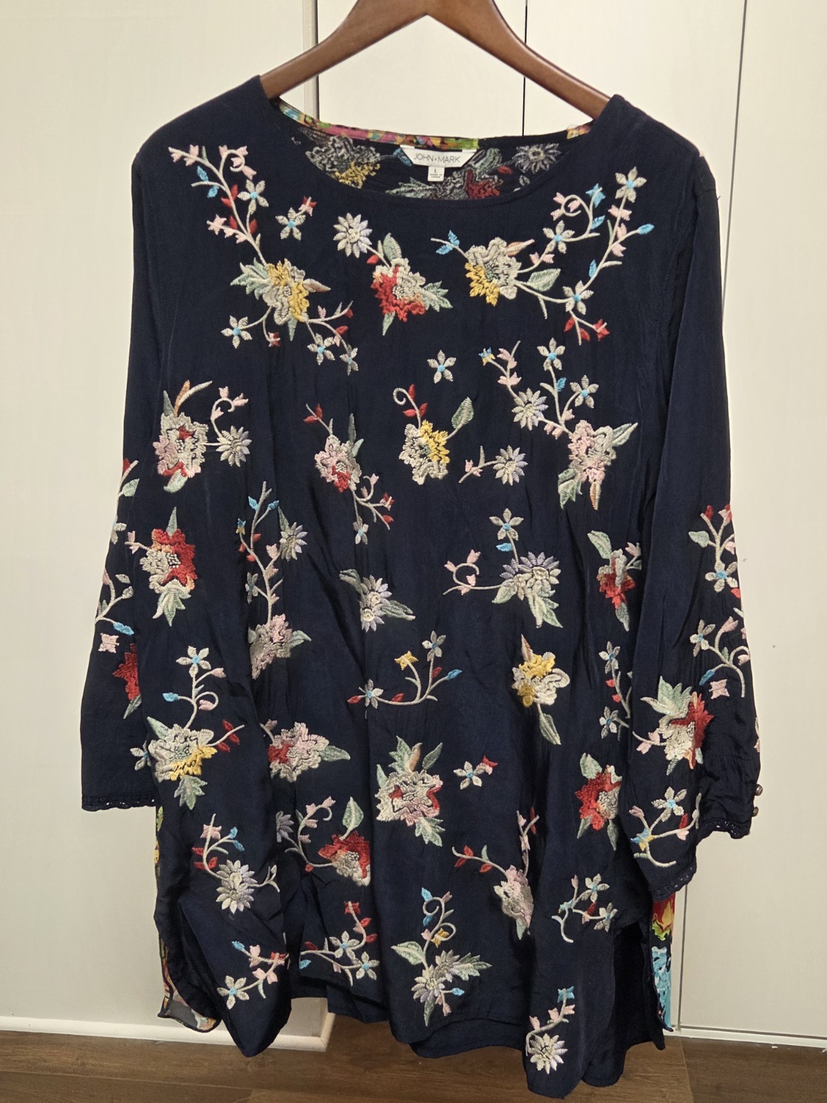 NWT John Mark Tunic Top Navy Embroidered Floral Hi Low women’s Sz L