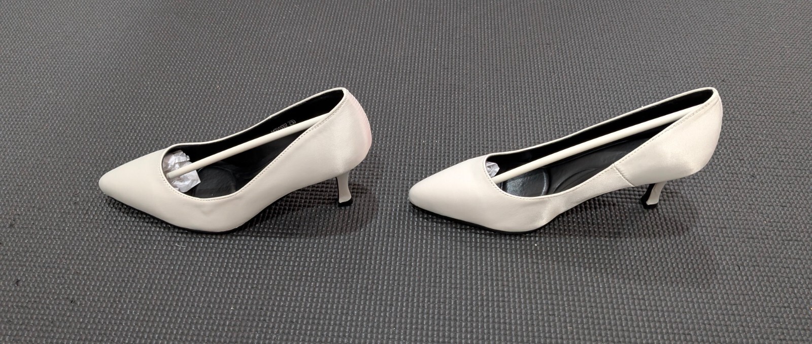 SALT AND CHOCOLATE Pointed toe satin stiletto pumps 7cm/beige/230