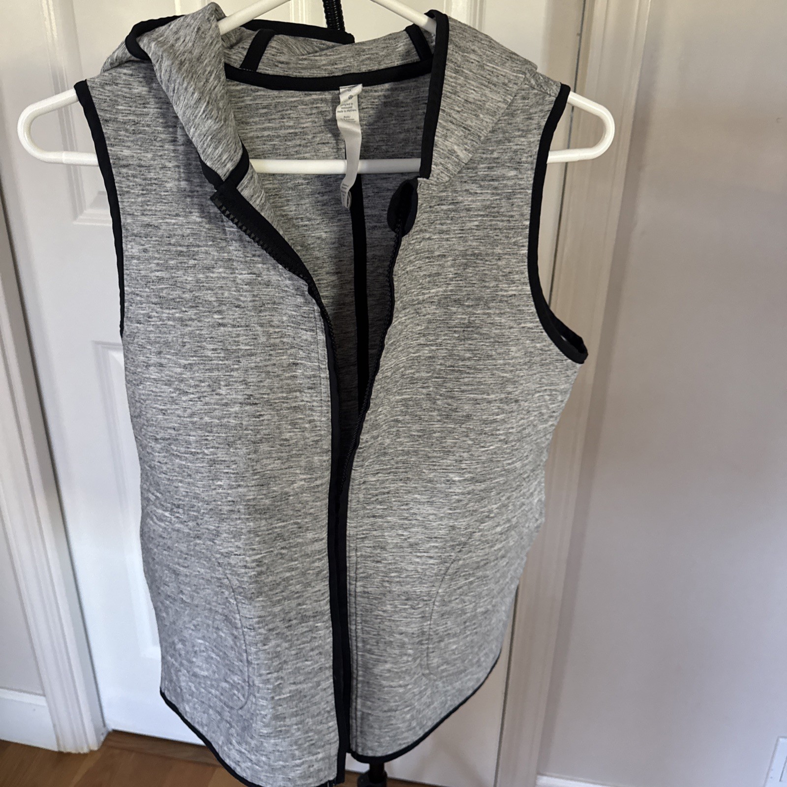 Lululemon Spacer Insculpt Reversible Vest Women 6 Gray Hooded Active Full Zip