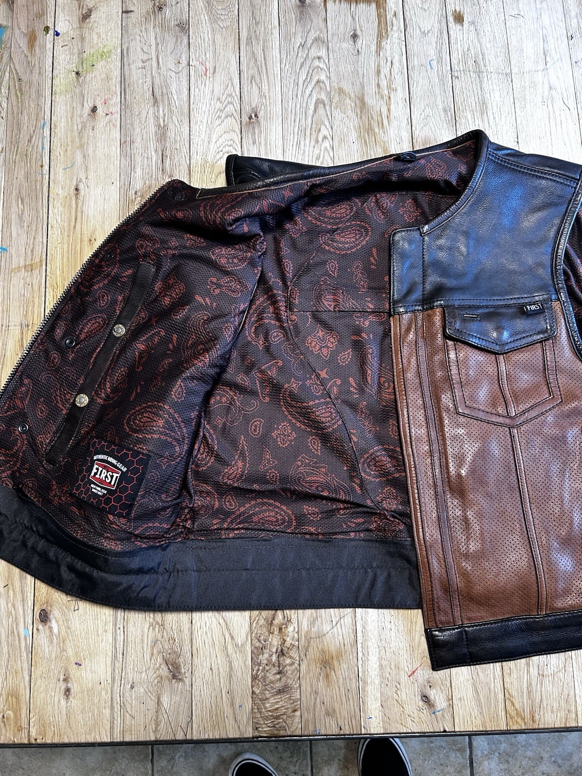 First MFG Co Men’s Leather Vest Size XL Perforated Leather. 2 Tone Brown/black