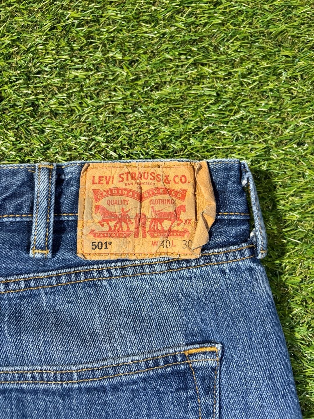 Baggy Levi’s 501 Original Fit Button Fly Medium Wash Denim Jeans – Size 40×30