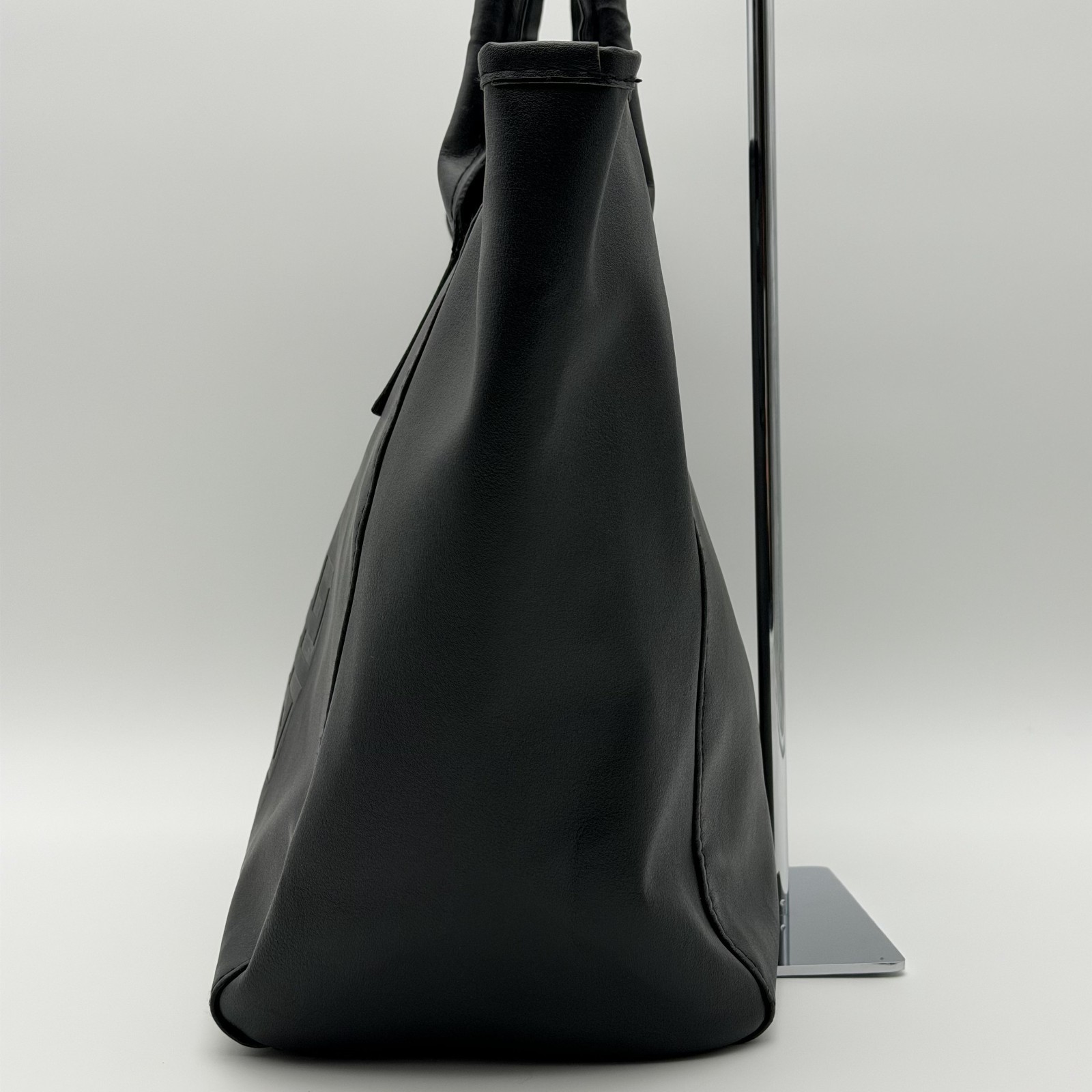 GIVENCHY Tote bag leather black Not available in Japan Magnetic button closure