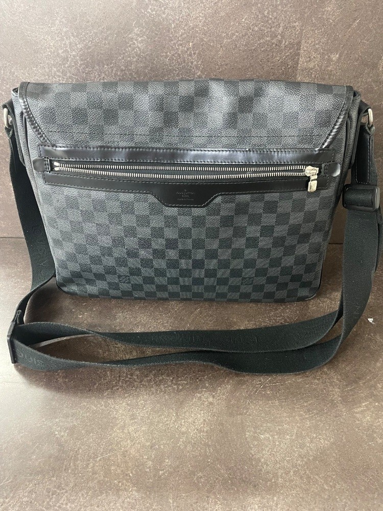 Louis Vuitton District Messenger Gm Please Read* Signs Of Heavy Wear 5.5/10