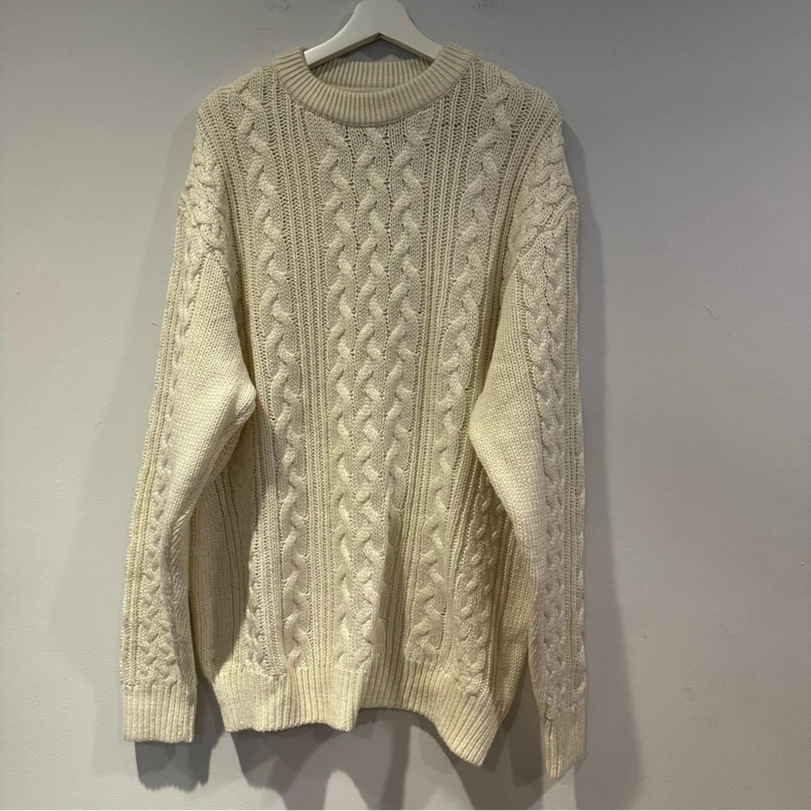 H&M Men’s Relaxed Fit Cable-Knit Jumper in light Beige