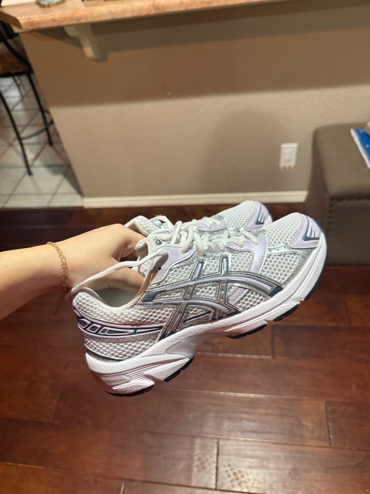 ASIC gel 1130 color is in faded ash rock size 7.5. Only worn once.
