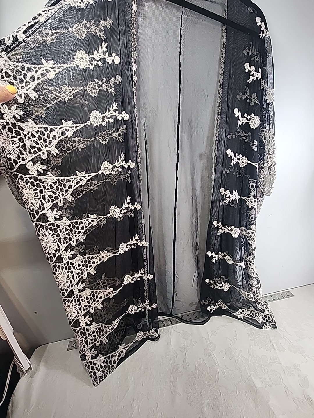 Time & Tru Women Black Ivory Scalloped Embroidered Lace Kimono Robe Cover-Up S M