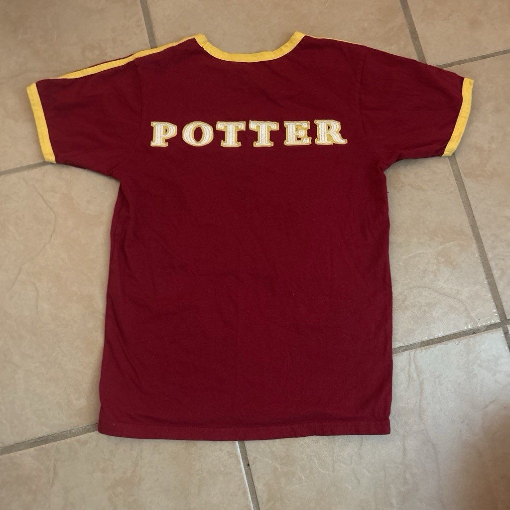 Universal Studios Harry Potter Gryffindor 07 Logo Graphic Tee XS Red Yellow
