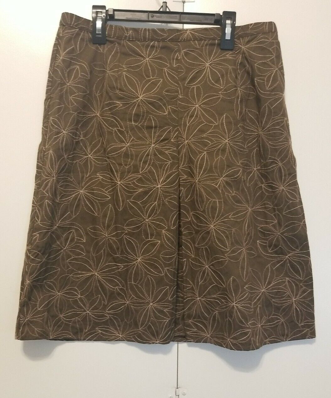 New York & Co Pleated Skirt Size 8 Brown Embroidered Side Zip Knee Length