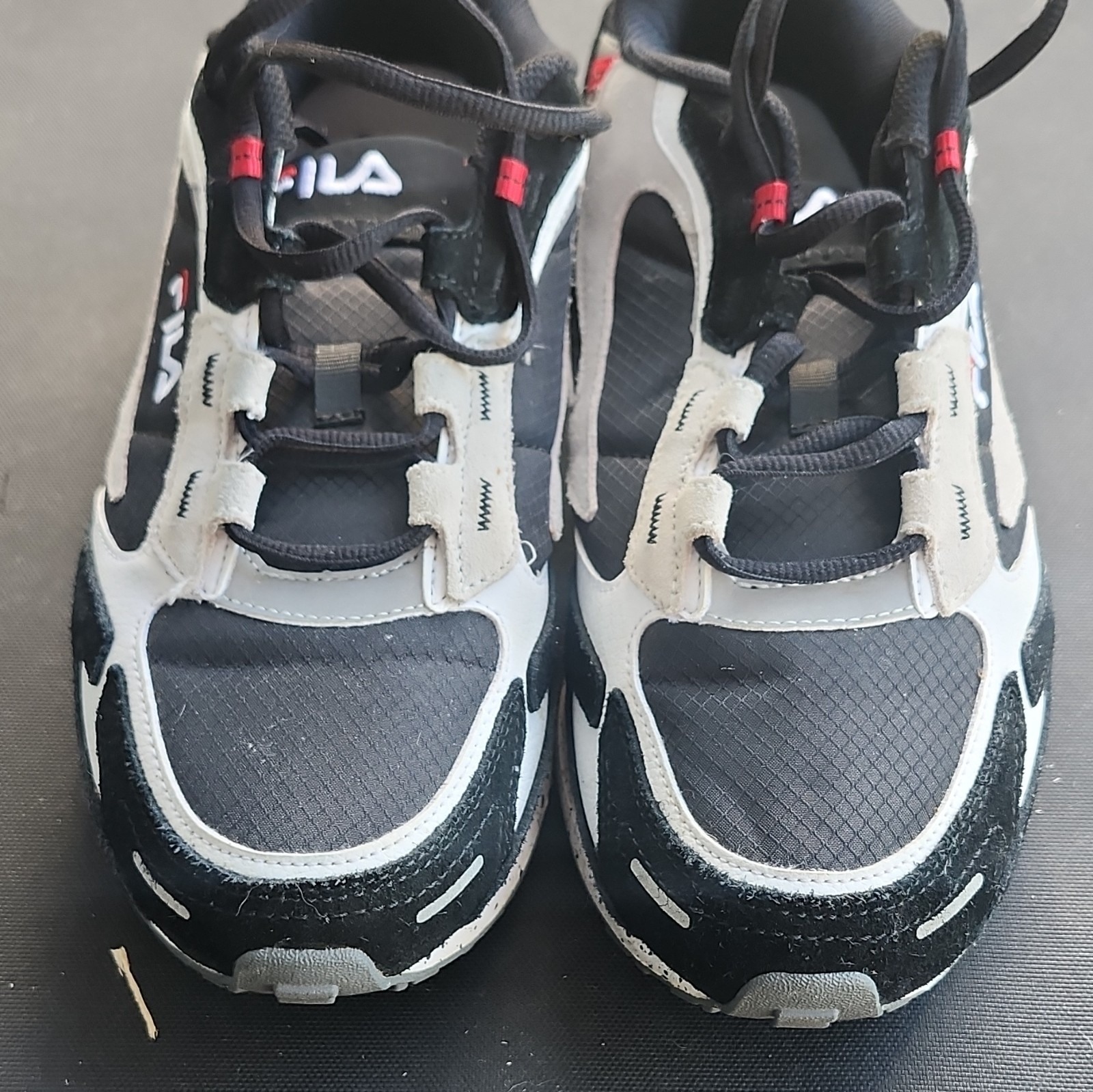 FILA Men’s Low Top Lace Up Athletic Sneakers Black/Gray/White/Red 1CM01227-006