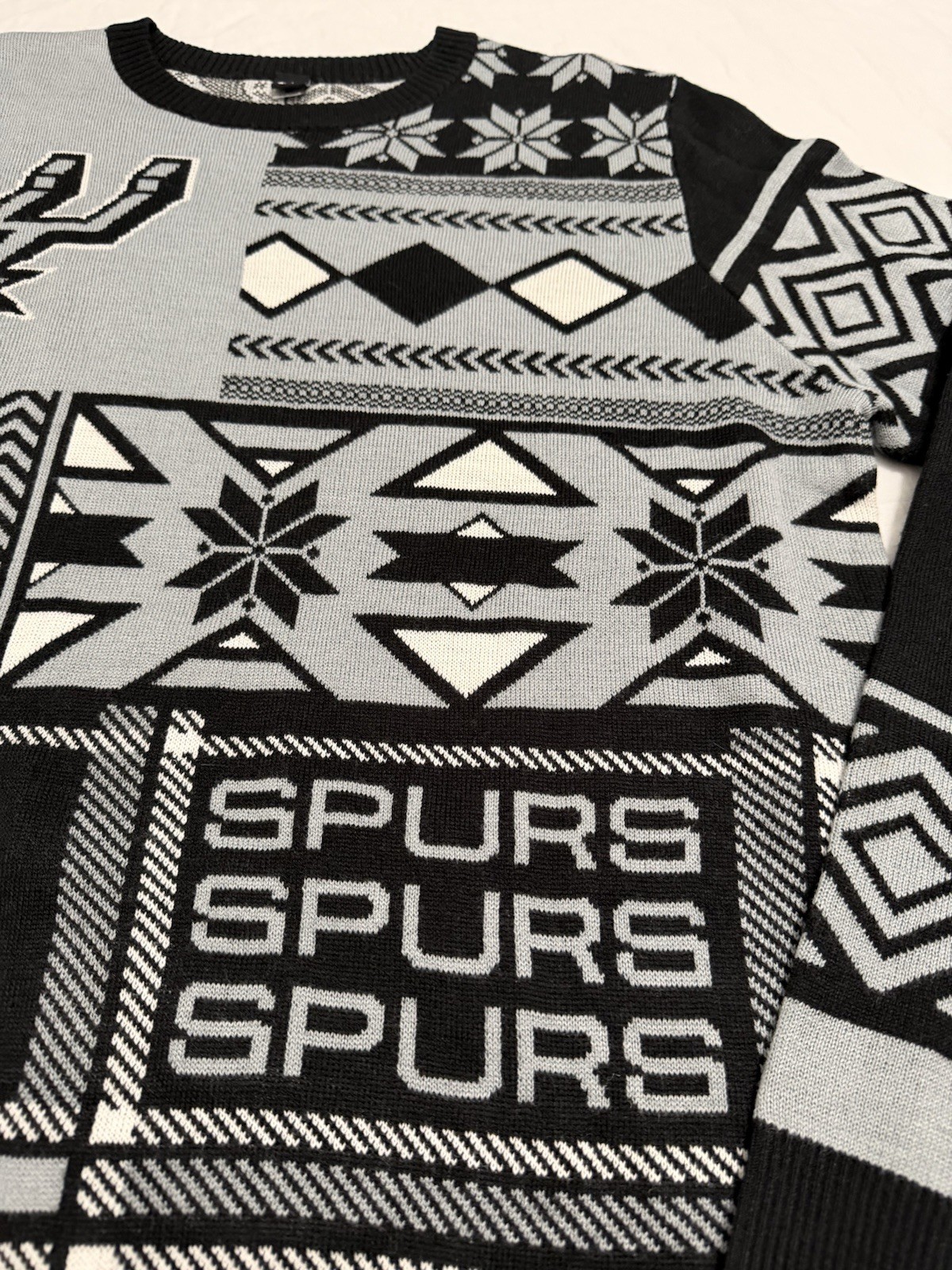 – SAN ANTONIO SPURS – Ugly Christmas Sweater Men’s Large Patchwork Holiday Knit
