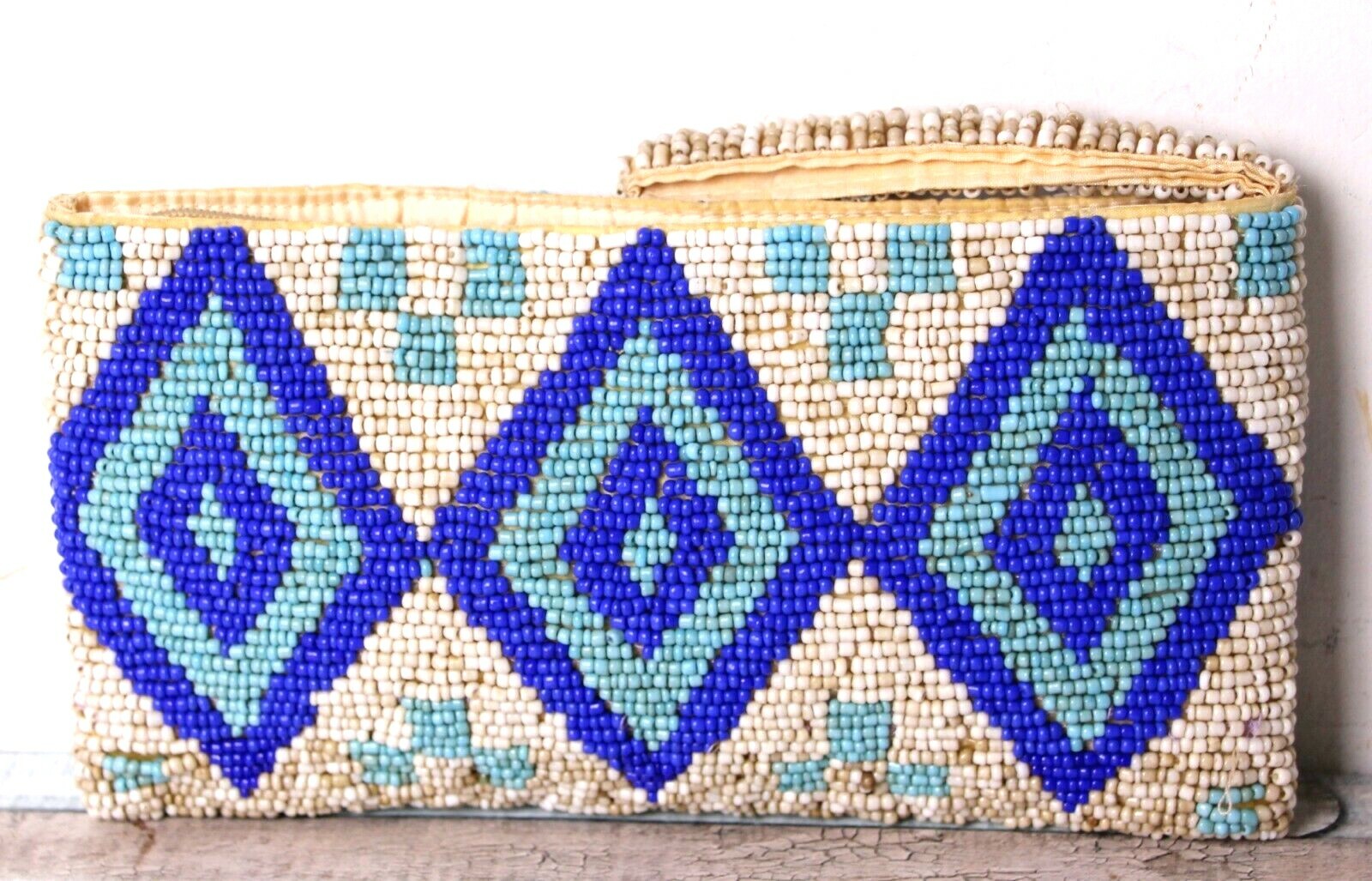 VINTAGE 4 3/4″x9″ BEADWORK BEIGE BLUE WHITE ZIP TOP SMALL LINED CLUTCH WRISTLET