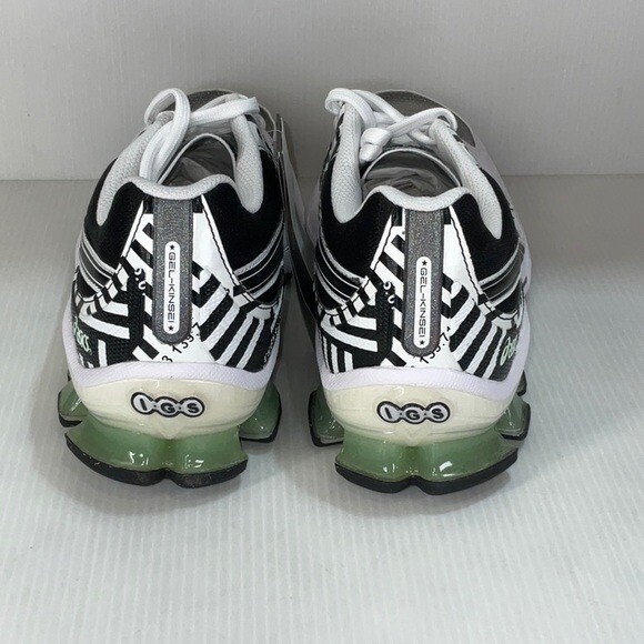 Woman’s Asics gel Kinsei og black, white size 10 us