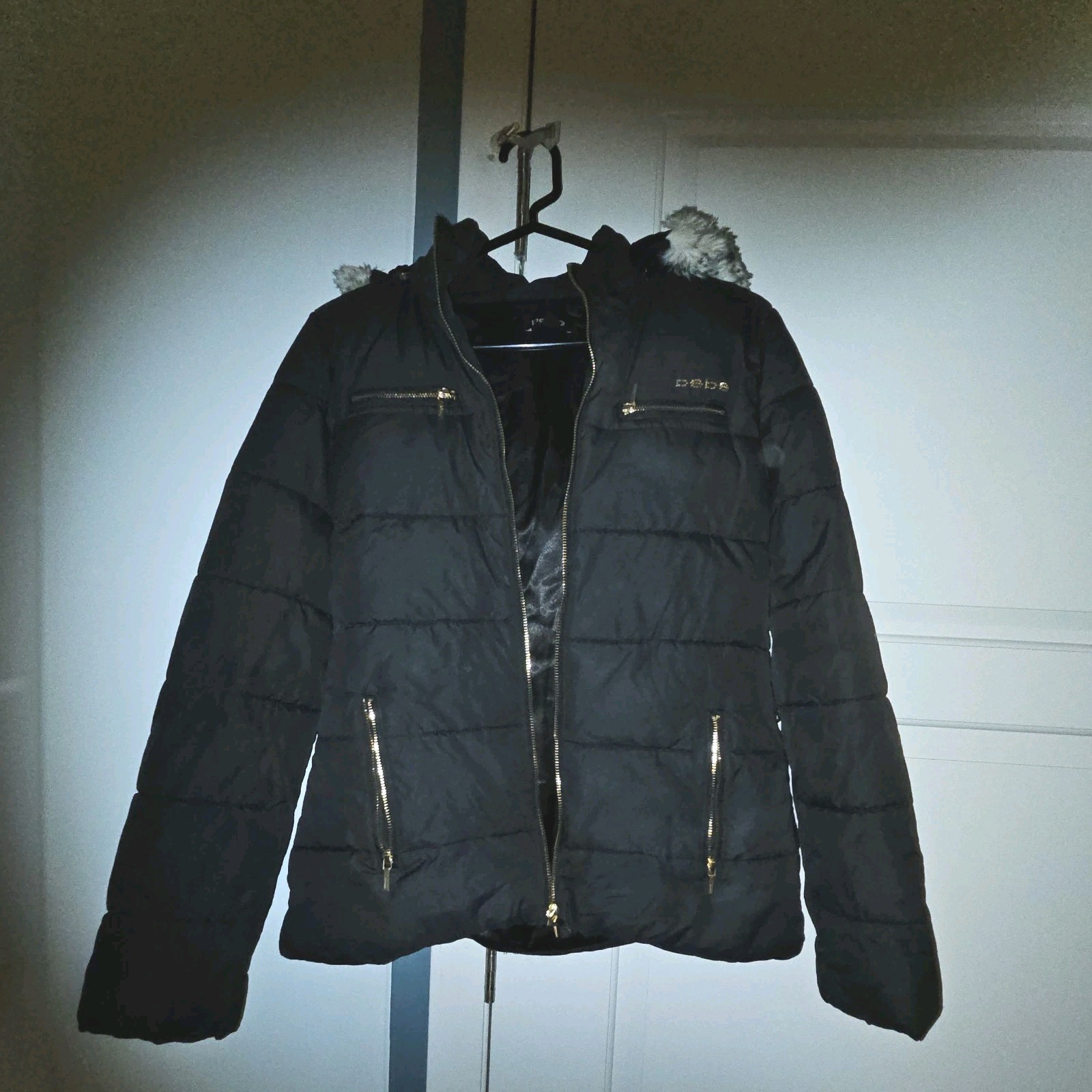 bebe Women’s Black Quilted Puffer Jacket Hood Fur Trim Zip Front Size S