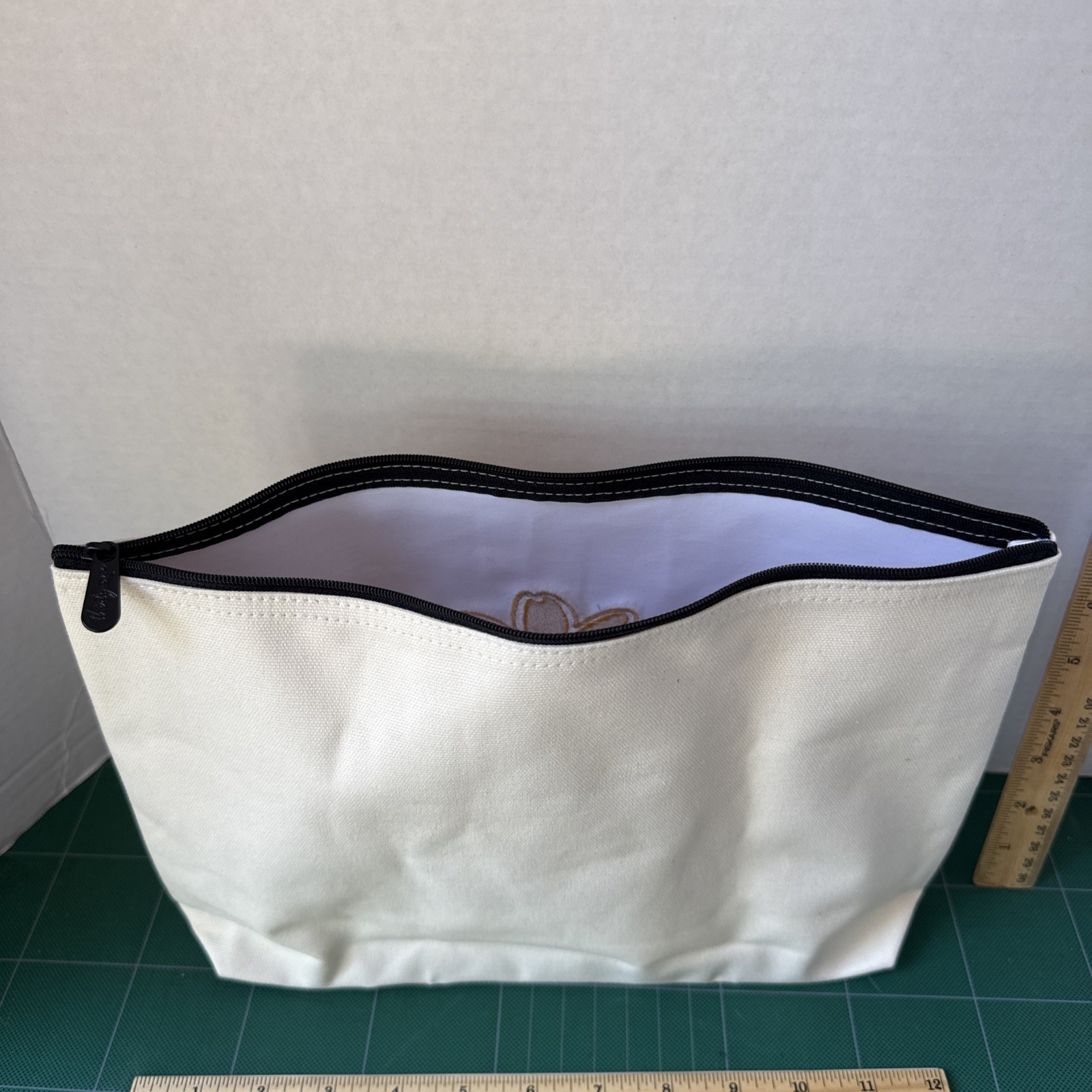 Thirty One 31 Cosmetic Zipper Pouch Bag; embroidered with yellow & white daisy.