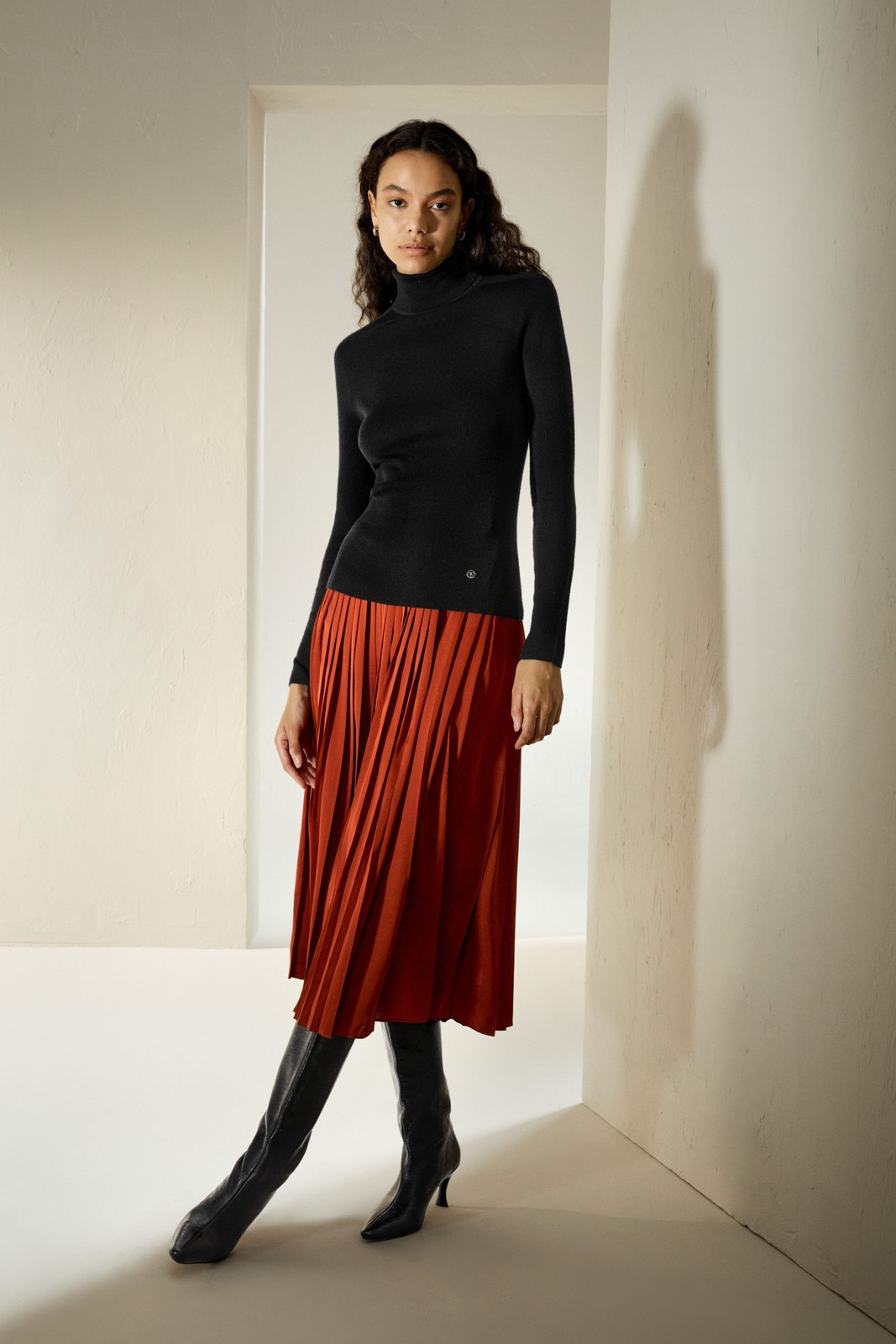 $159 / LILYSILK Seamless SILK-CASHMERE BLEND Black TURTLENECK SWEATER – L