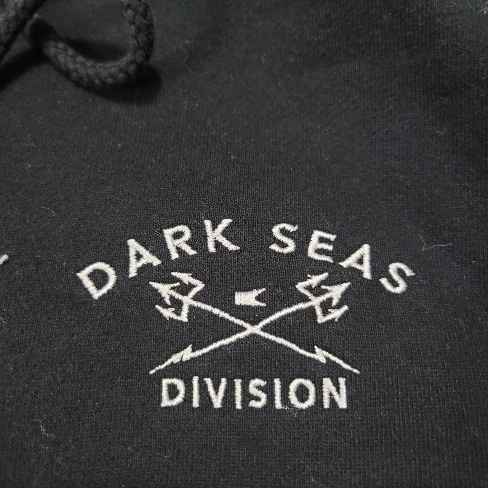 Dark Seas Division Hoodie Mens Medium Black Beige White Logo Pullover Sweatshirt