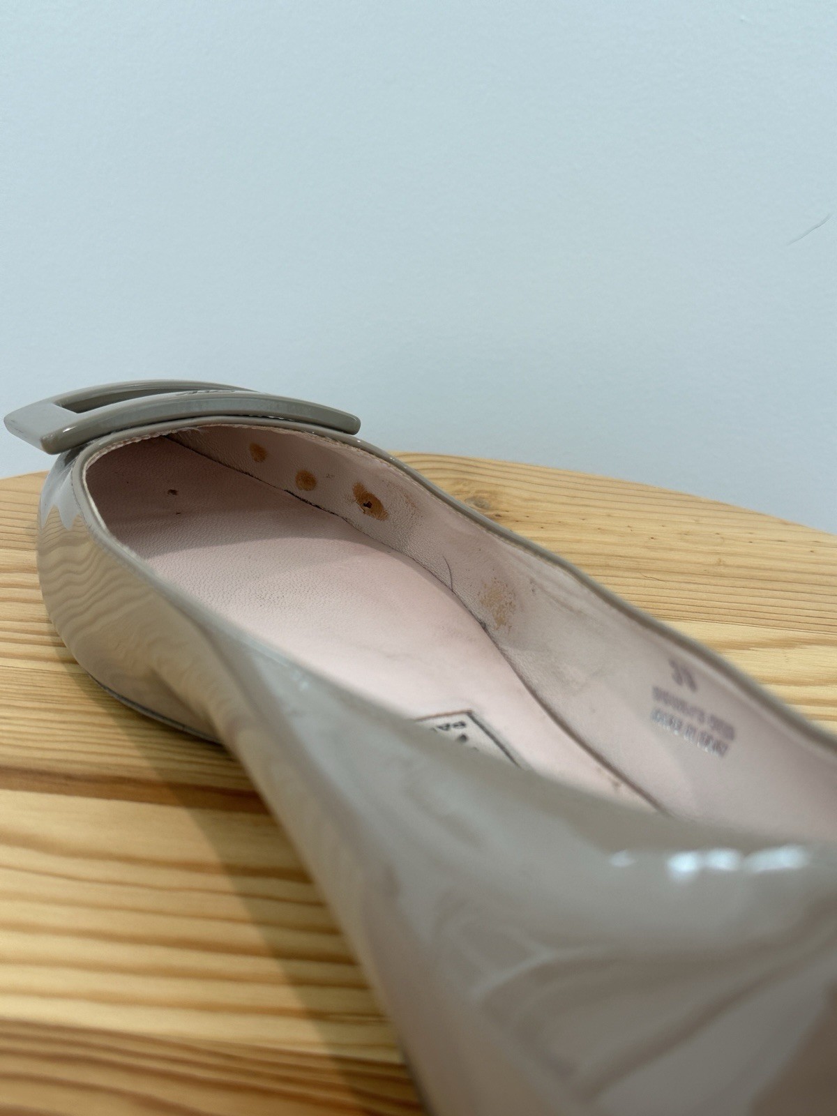 Roger Vivier Gommettine Leather Flats Beige 38 w/ Box, Dust Bag