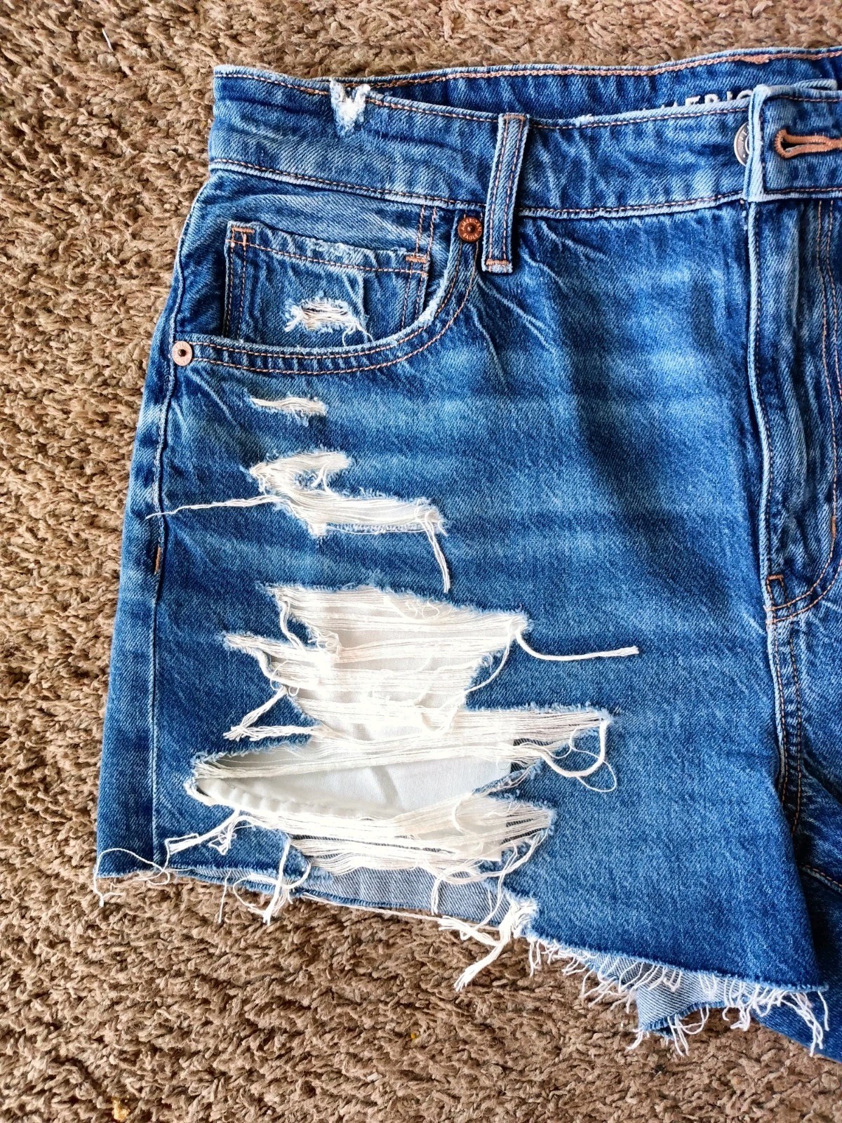 American Eagle Strigid Ripped Denim Mom Short Size 6 Blue Distressed