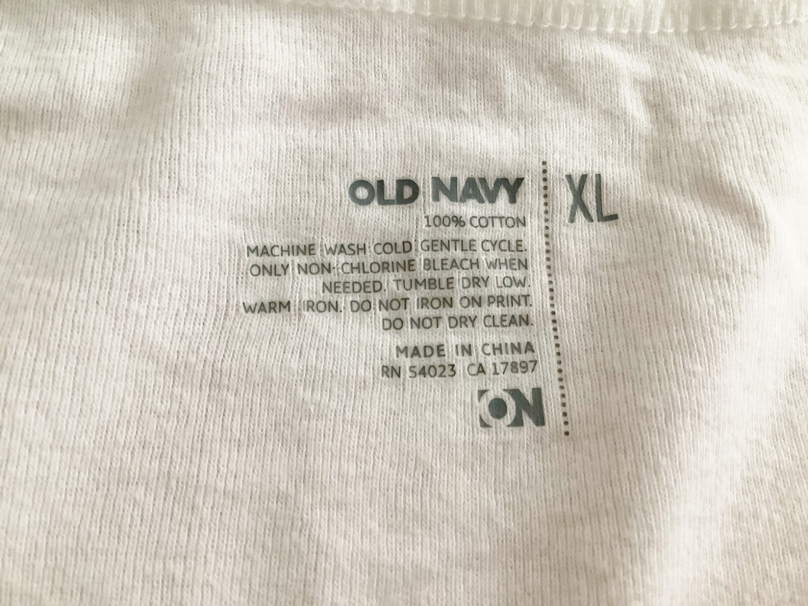 OLD NAVY women’s white deep U-neck t-shirt Size XL EUC
