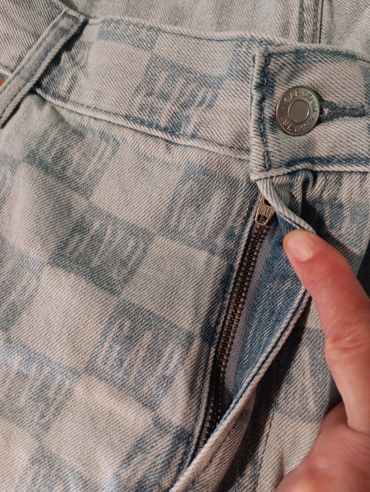 GAP Low Stride Jean Short Women 32 14R All Over Print Logo Lightwash Distressed