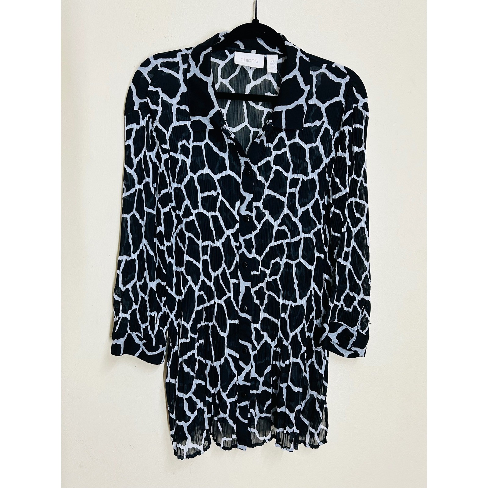 Chico’s Button Front Tunic Womens 3 Black White Excellent Giraffe Pleated Top