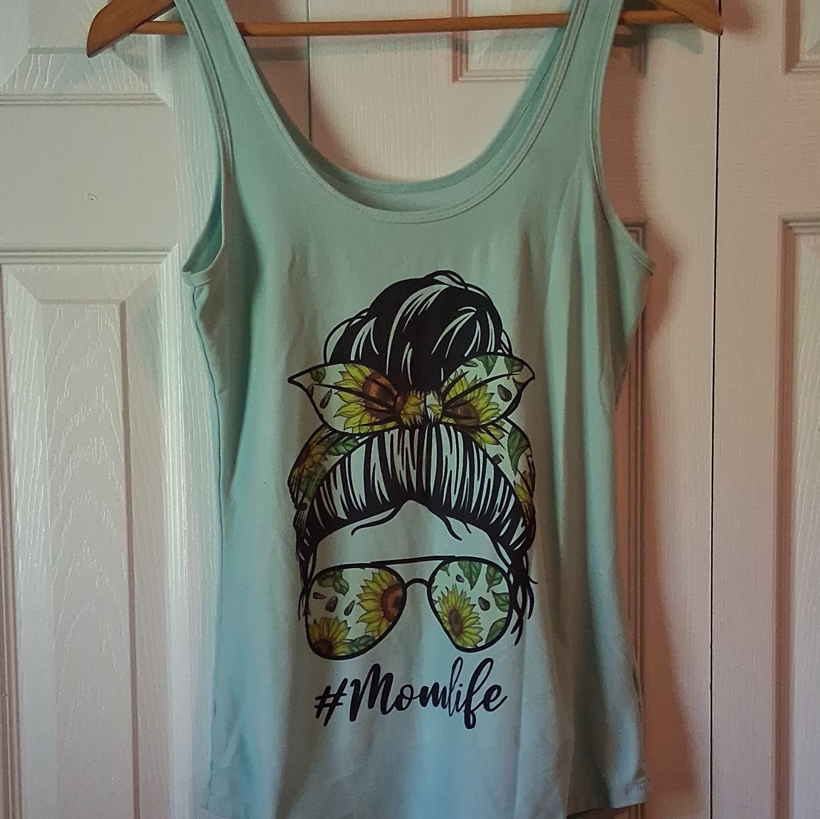 No Boundaries Women’s Juniors L Light Blue Scoop Neck #Momlife Graphic Tank