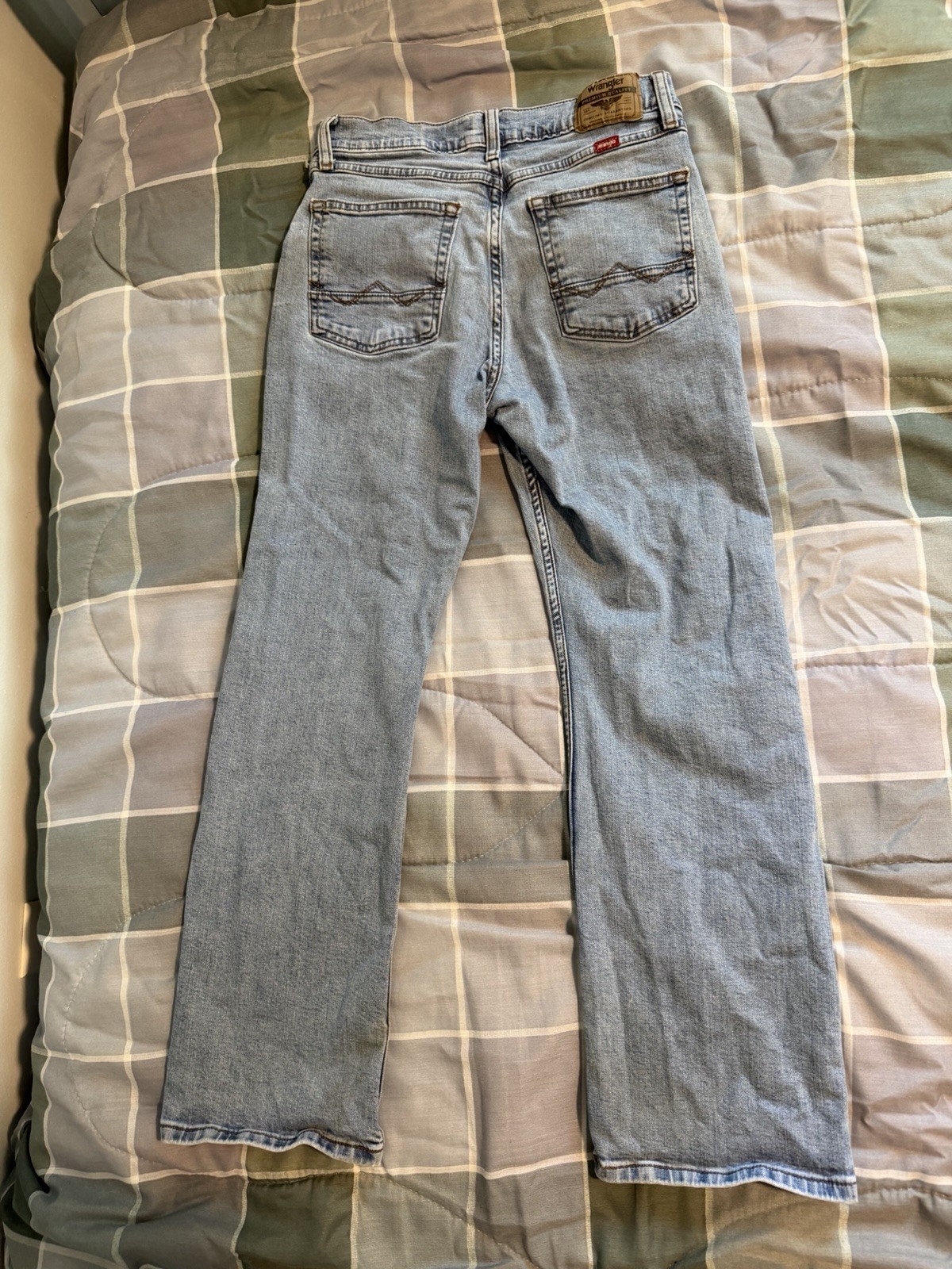 Wrangler Men’s Blue Light Wash Relaxed Fit Bootcut Stretch Denim 5-Pocket Jeans