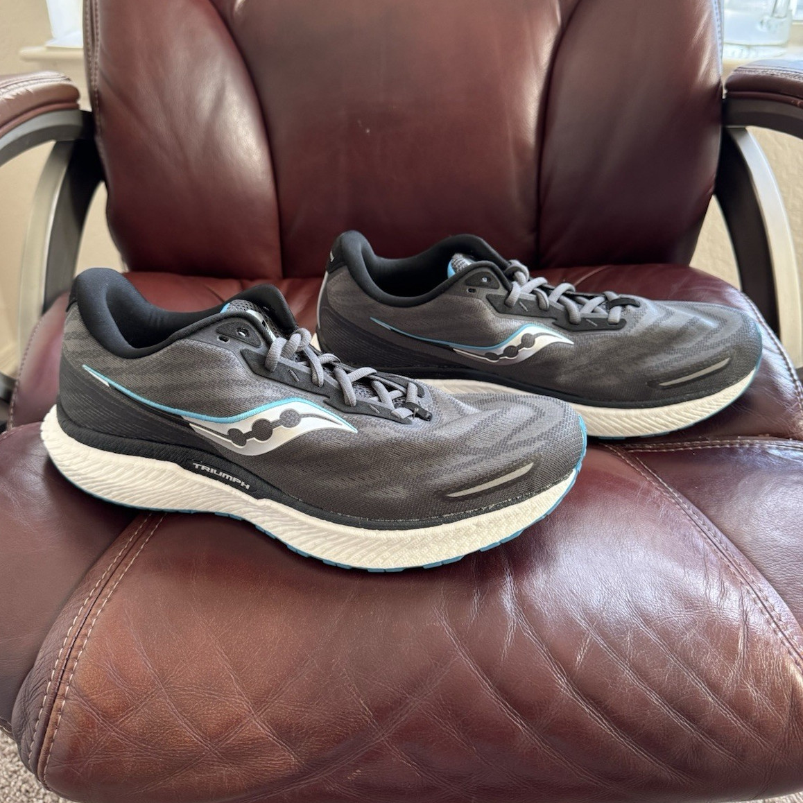 Saucony Triumph Men’s Running Sneaker Lace Up Low Top Rubber Sole Gray/Blue