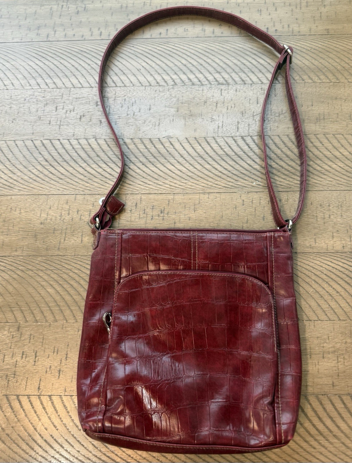Relic Burgundy Croc Embossed Crossbody Bag Zip Silver Hardware Lined Pockets
