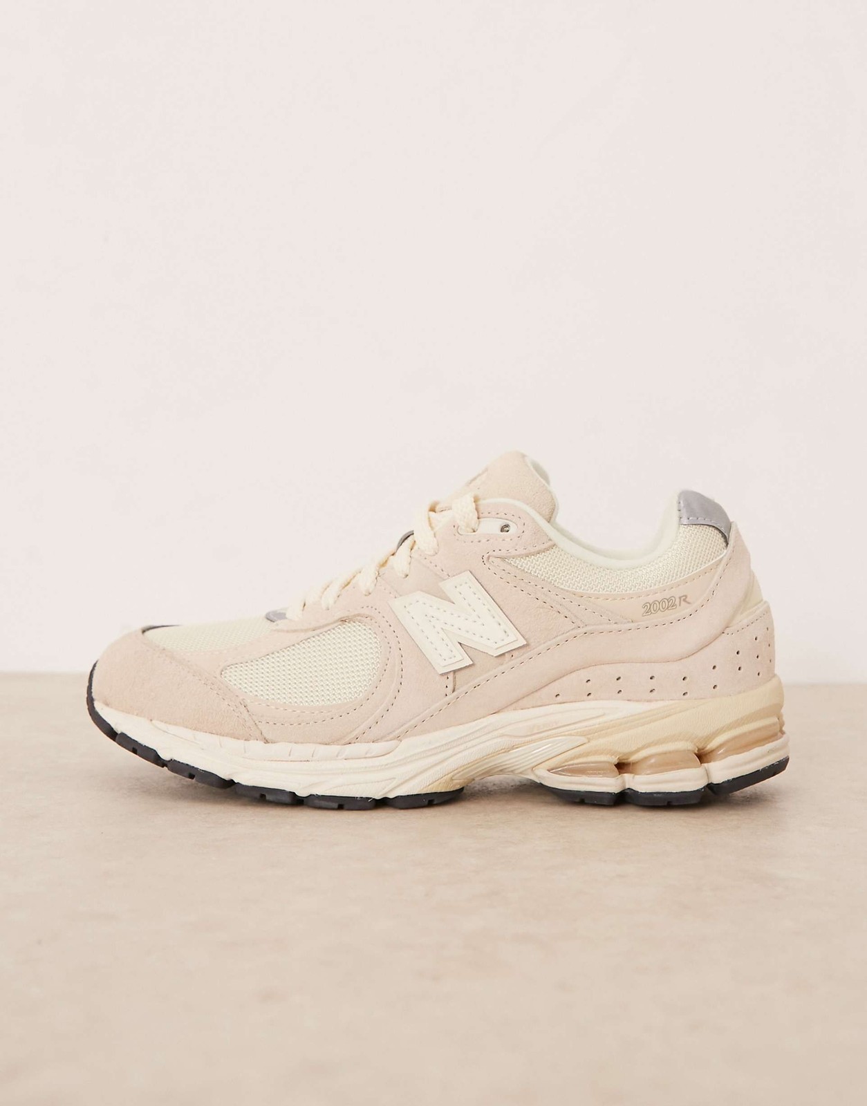 New Balance 2002 Sneakers in Off-White Size 7.5 W / 6 M