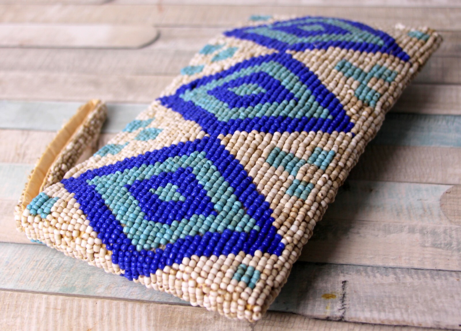 VINTAGE 4 3/4″x9″ BEADWORK BEIGE BLUE WHITE ZIP TOP SMALL LINED CLUTCH WRISTLET