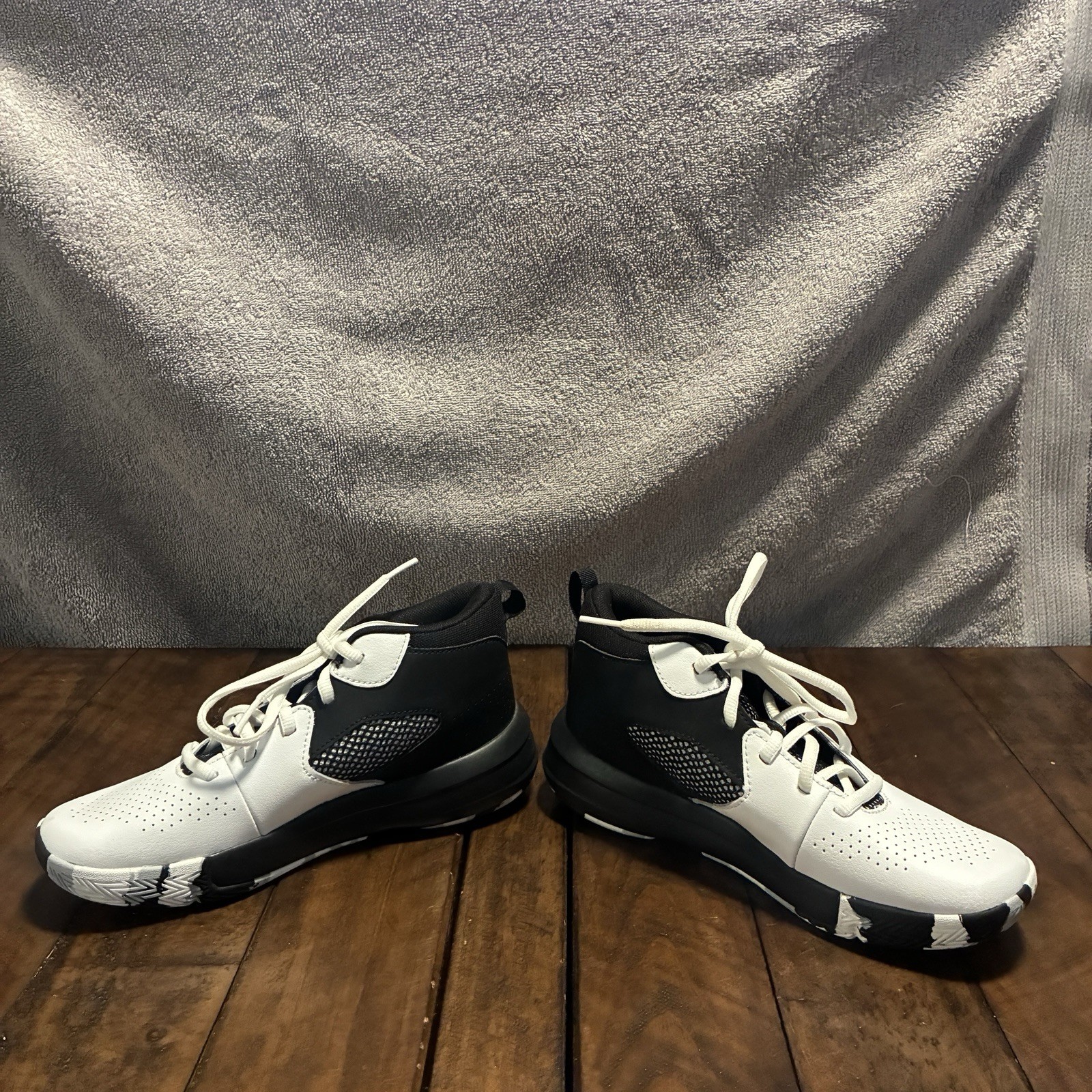 Under Armour Lockdown Basketball Shoe Youth Boy Size 4Y Black White Lace-up