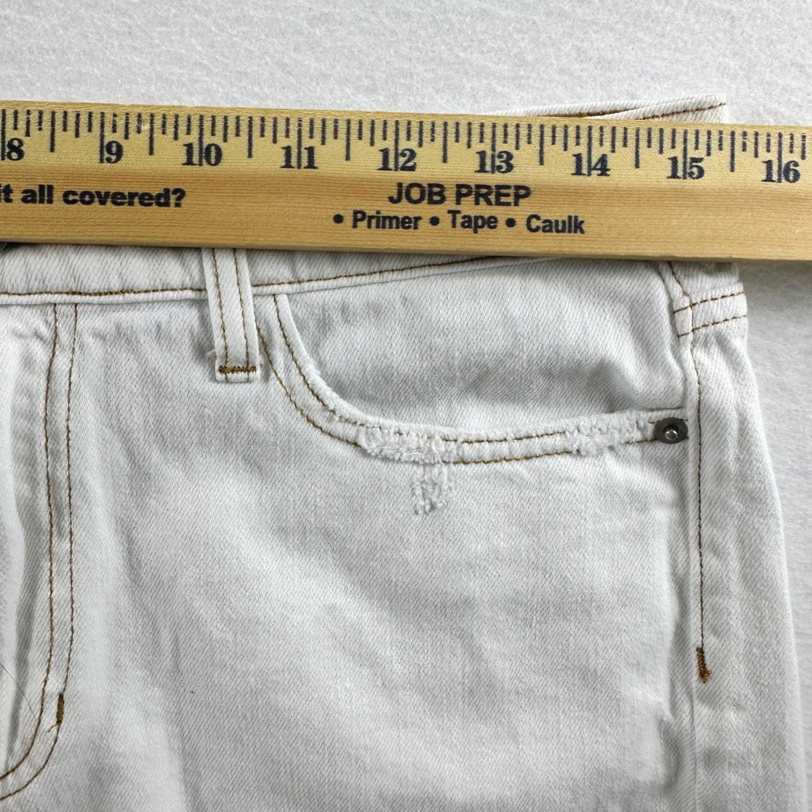 Altar’d State White Distressed High Rise Frayed Denim Shorts Size 30 SP-S7575-AT